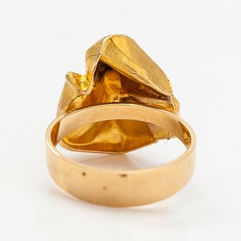 Björn Weckström, A 14K gold ring "Broken leaf" with cultured pearls. Lapponia 1967.