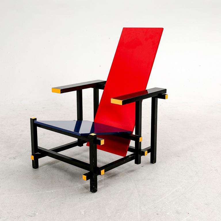 Gerrit Rietveld, fåtölj, "Red and blue chair", Cassina, formgiven 1918.