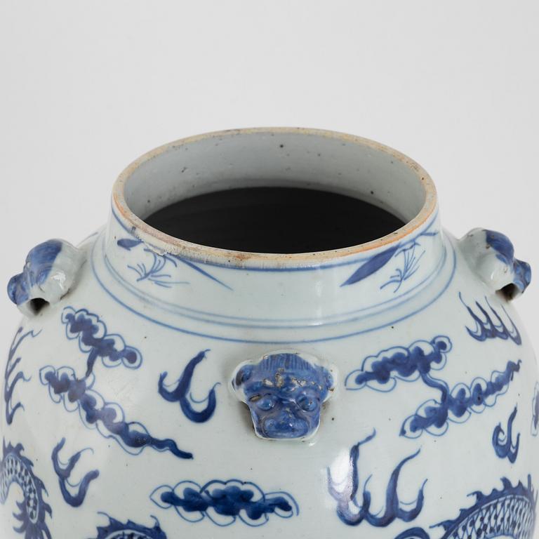 A large blue and white Chinese 'dragon' urn, Qing dynasty, 19th century.