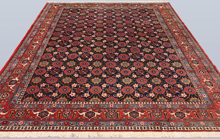 A semi-antique Varamin carpet, approx. 327 x 216 cm.