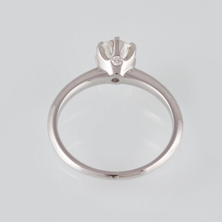 RING, 18K vitguld med briljantslipad diamant 0.70 ct samt 2 briljantslipade diamanter 0.03 ct. Vikt 2,9 gram.