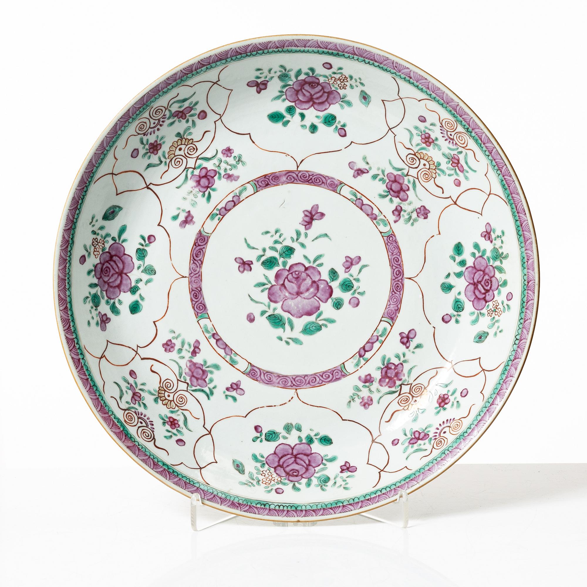 A porcelain dish. Probably Samson, France, 19th Century.