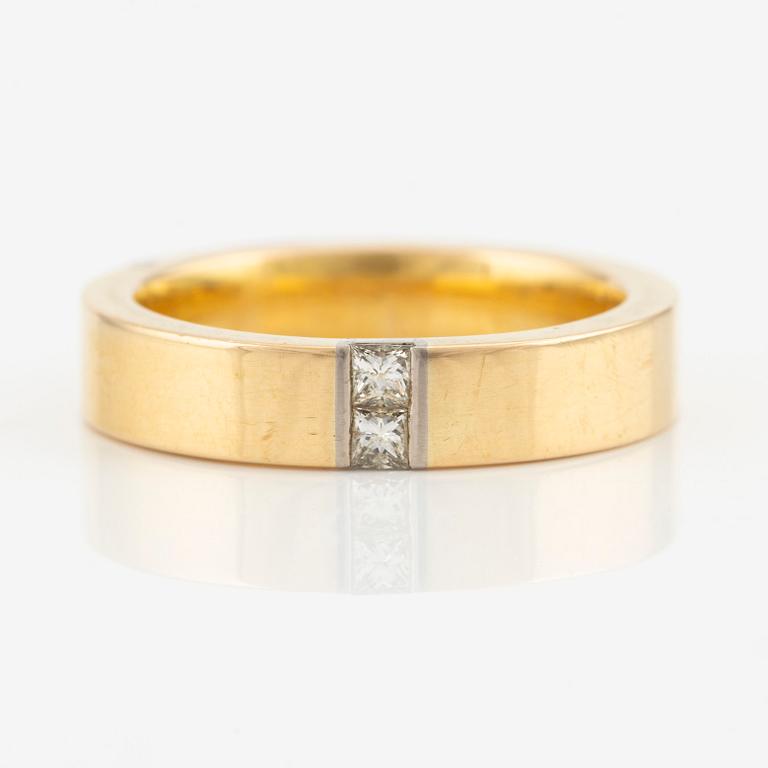 Ring in 18K gold with princess cut diamonds.