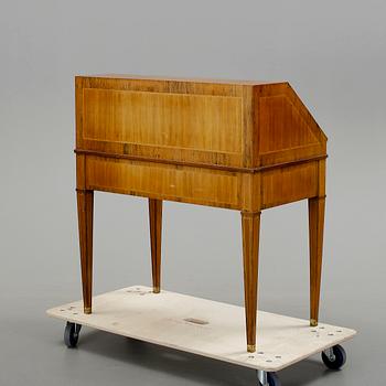 SKRIVSEKRETÄR, gustaviansk stil. Signerad Kärnan, Helsingborg, daterad 1908.