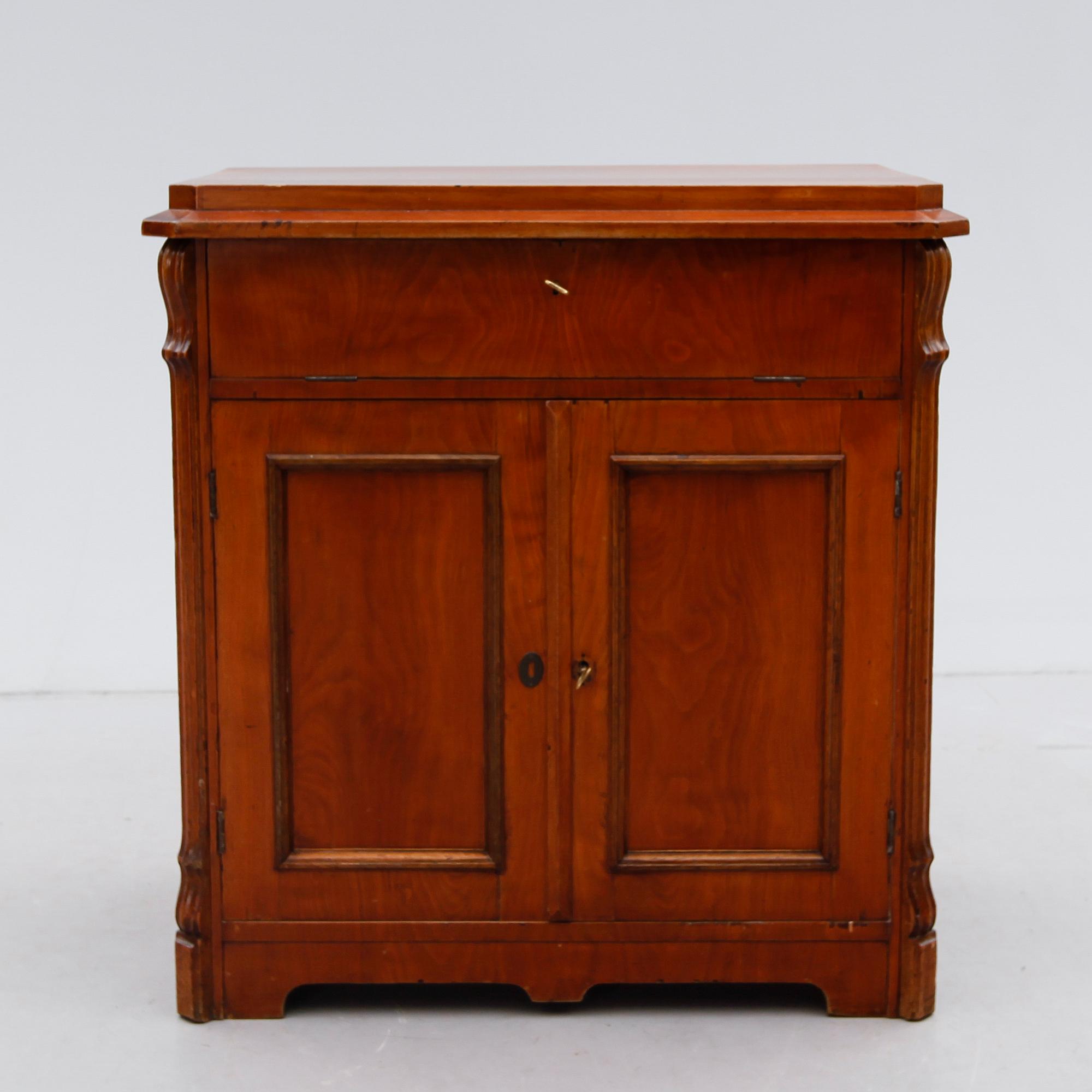 KOMMOD, omkring år 1900.