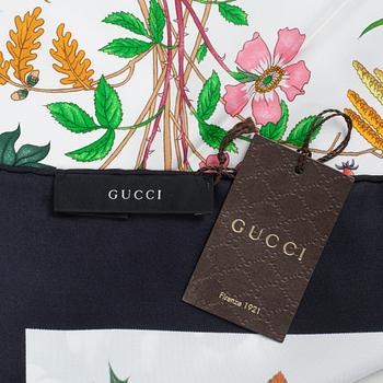 Gucci, a 'Flora' twill silk scarf.