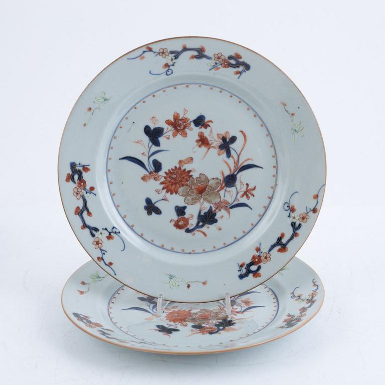 Twenty similar Imari porcelain plates, China, Qing dynasty, 18th century.