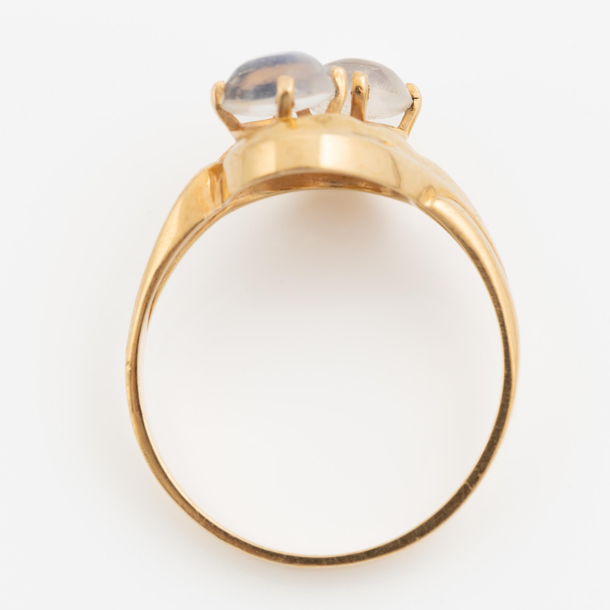 Ring 18K guld med två cabochonslipade månstenar.