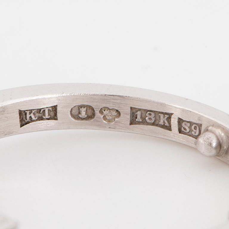 RING, trestensring 18K vitguld med briljant ca 1,55 ct samt 2 briljanter totalt ca 0,90 ct. K. Torndals.