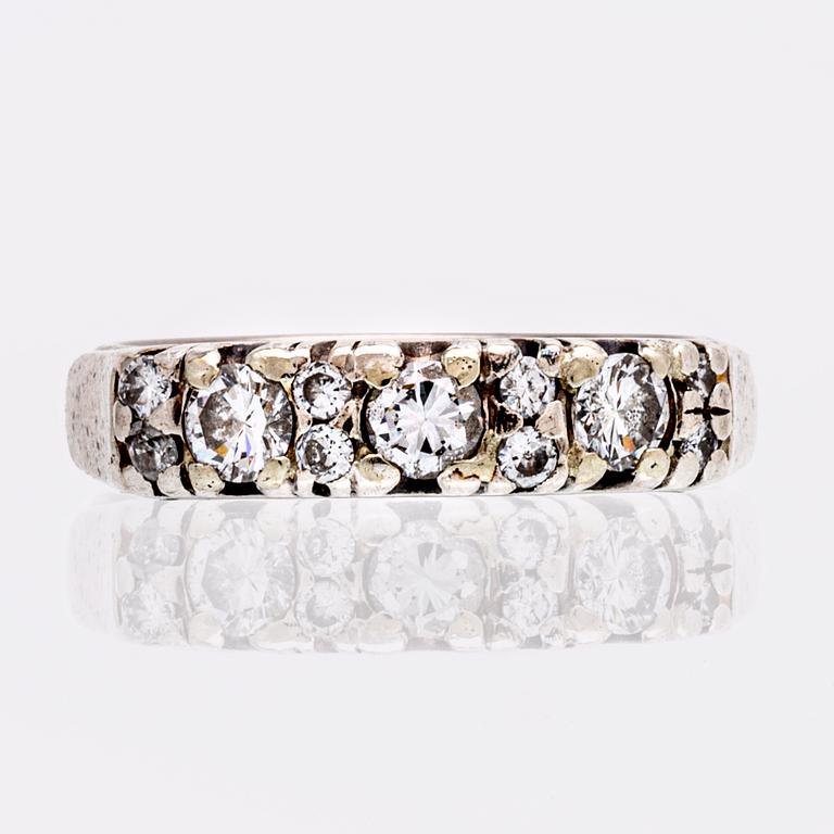 Ring 18K whitegold 3 larger and 8 smaller diamonds approx 0,5 ct, size 53,5.