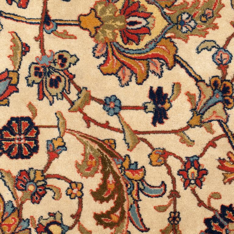 A semi-antique Tabriz carpet, 392 x 291,5 cm.