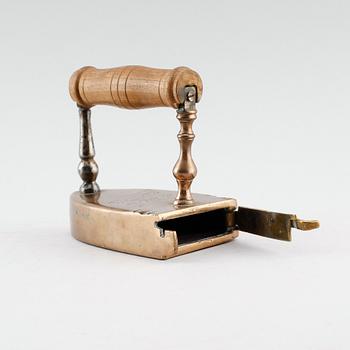STRYKJÄRN, mässing, 1700-talets andra hälft.