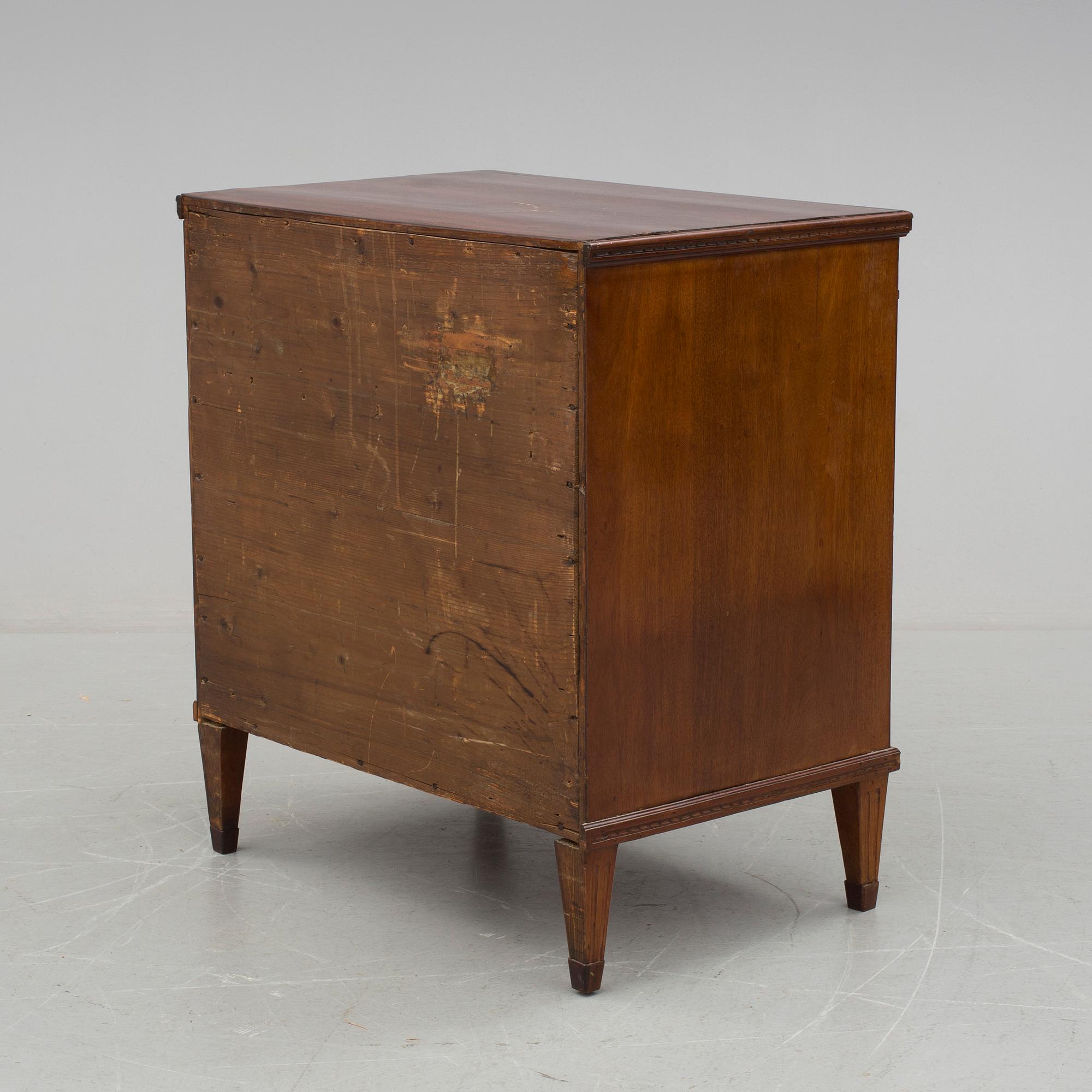 BYRÅ, sengustaviansk, omkring sekelskiftet 1800.