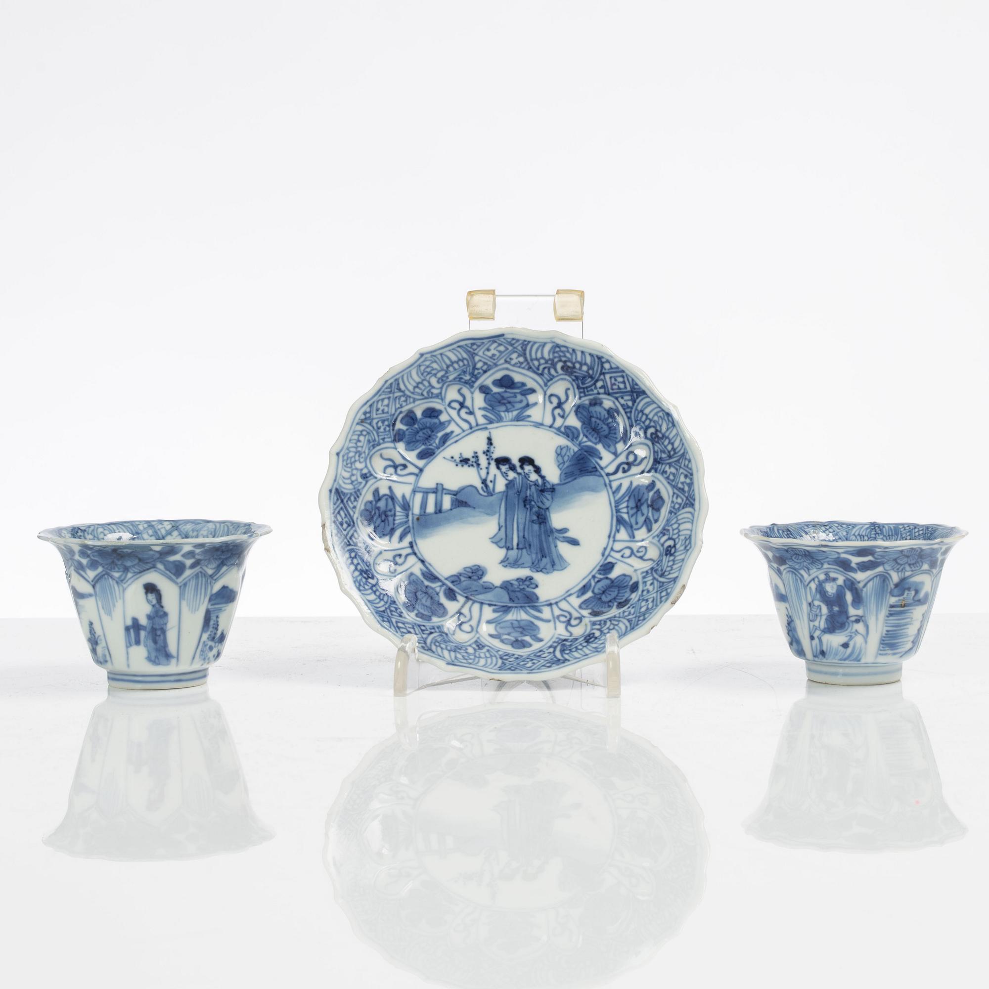 Koppar, två stycken, samt fat, porslin, Kina, Qingdynastin, Kangxi (1662-1722).
