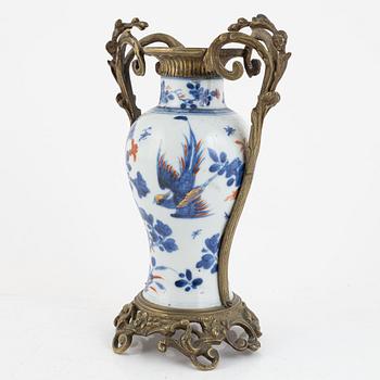 A Chinese imare porcelain vase, Qing dynasty, 18th century.