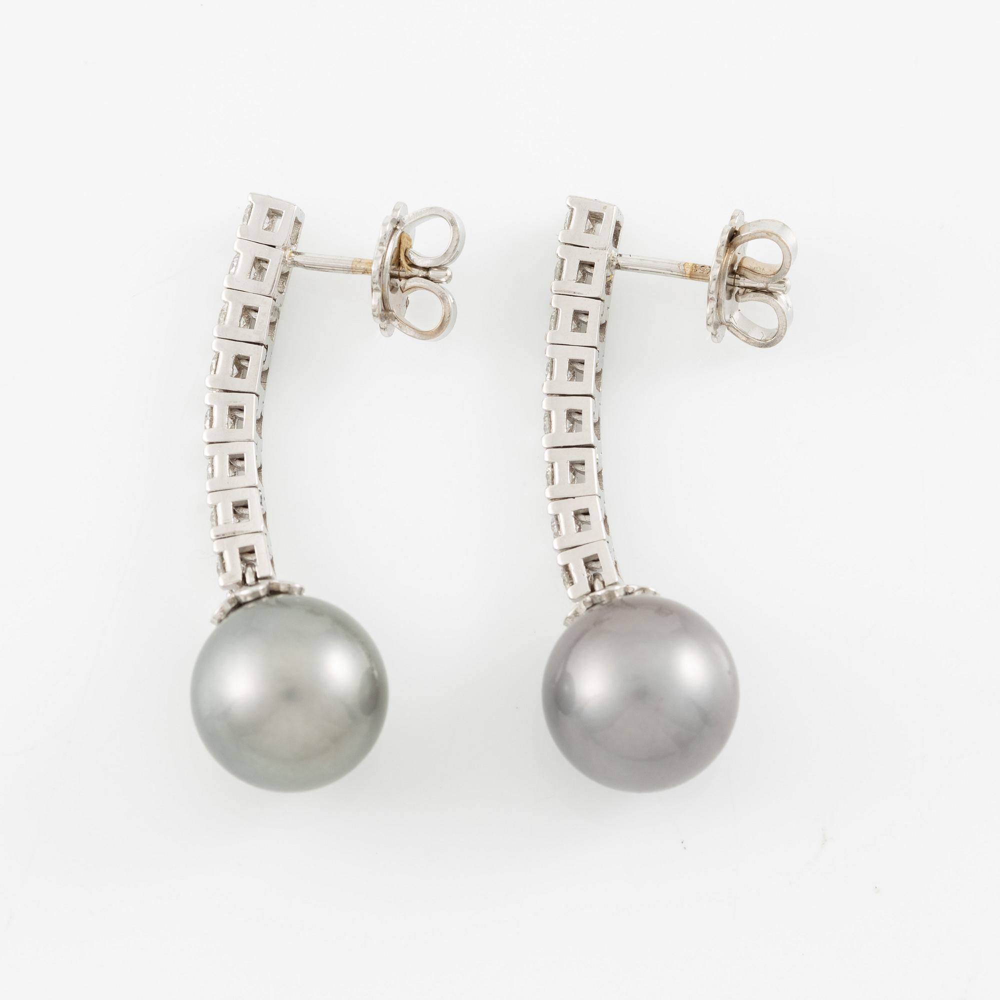 Earrings 14K white gold with cultured Tahitian pearls and brilliant-cut diamonds.