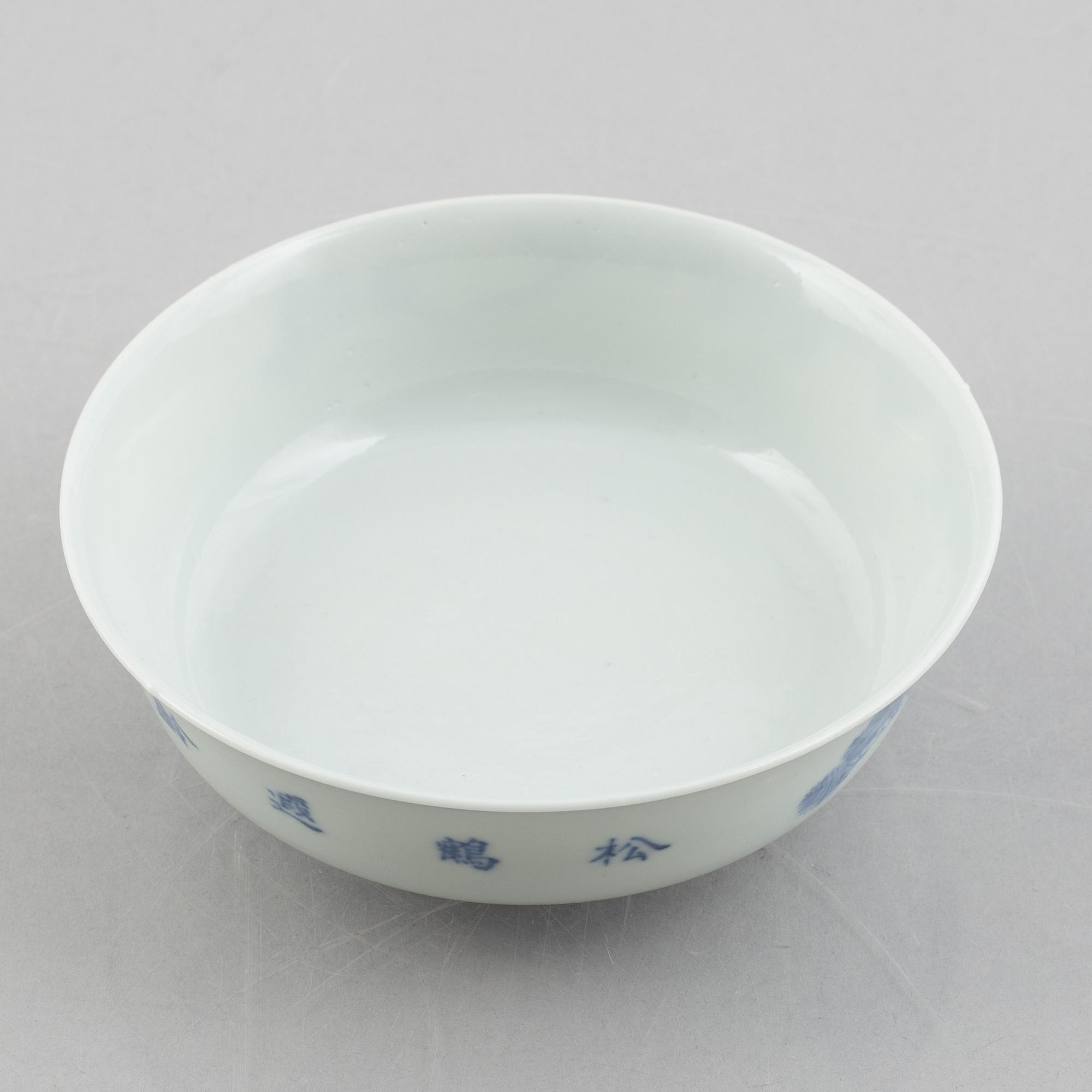 A group of three Chinese blue and white porcelain bowls, late Qing dynasty / early 20th century.