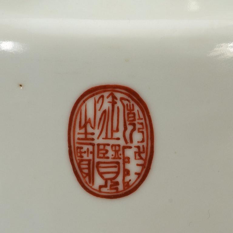 VAS, porslin. Kina, troligen Republik. Qianlongs silgillmärken.