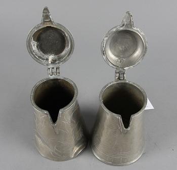 SKÄNKKANNOR, 2 st, tenn, 1800-talets slut.