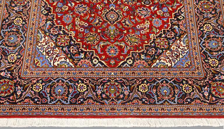 A semi-antique Keshan carpet, approx. 218 x 131 cm.