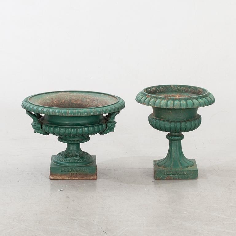 TRÄDGÅRDSURNOR 2 st Husqvarna Nr1 och Nr 5, gjutjärn omkring 1900.