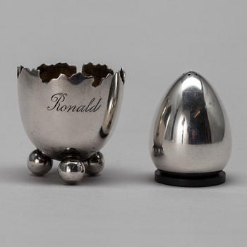 ÄGGKOPP och STRÖARE, silver, Kultakeskus, Tavastehus 1955 och Evald J. Nielsen (1910-1981) Köpenhamn. Silvervikt 44 g.