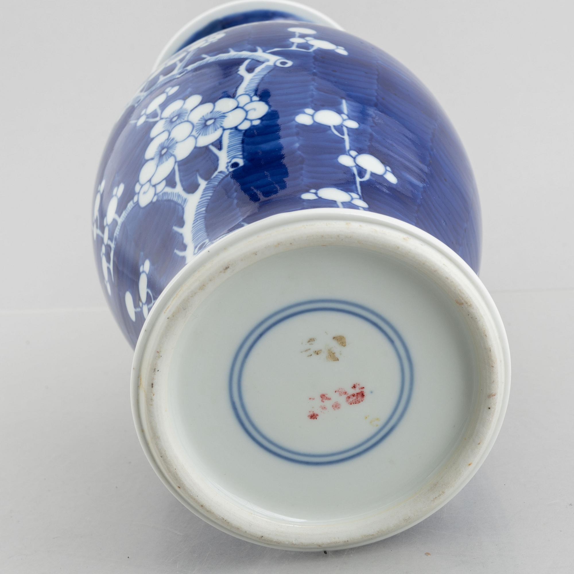 Four porcelain pieces, China, 19th and 20th century.