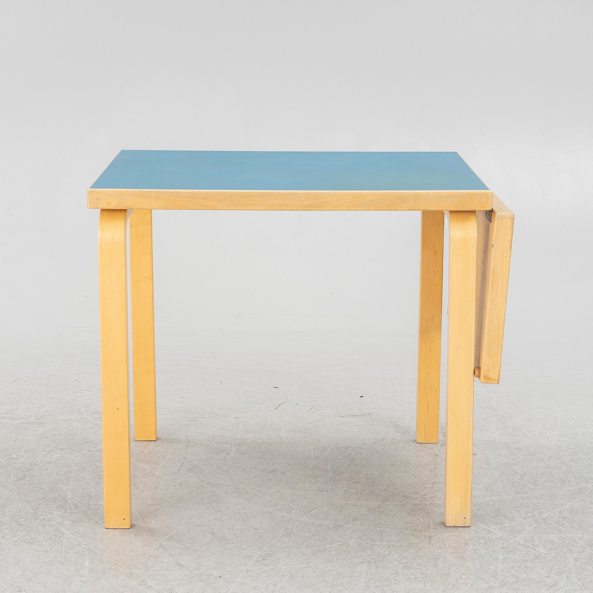 Alvar Aalto, drop-leaf table, model DL82, O.Y. Huonekalu- ja Rakennustyötehdas A.B., mid-20th century.