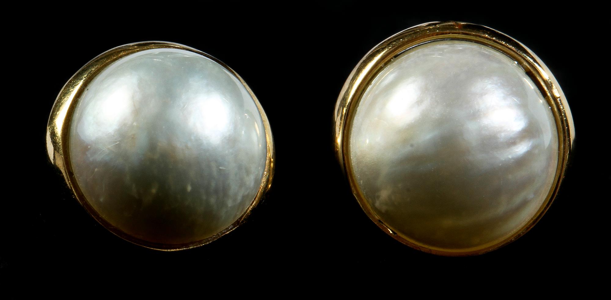 ÖRHÄNGEN, ett par, 18k guld med marbé pärla, samt ÖRHÄNGEN, ett par, silver med rosenstenar.