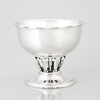 Georg Jensen, skål på fot, Köpenhamn 1919, design nr 19. 830/1000 silver.