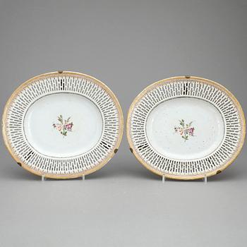 GALLERFAT, ett par, porslin, Kina, 1800-talets början.