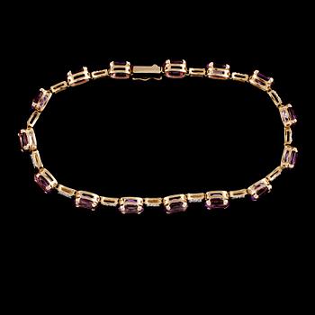 ARMBAND, 14K guld med 15 ovalslipade ametister samt 28 åttkantslipade diamanter. Vikt ca 8.0 g.