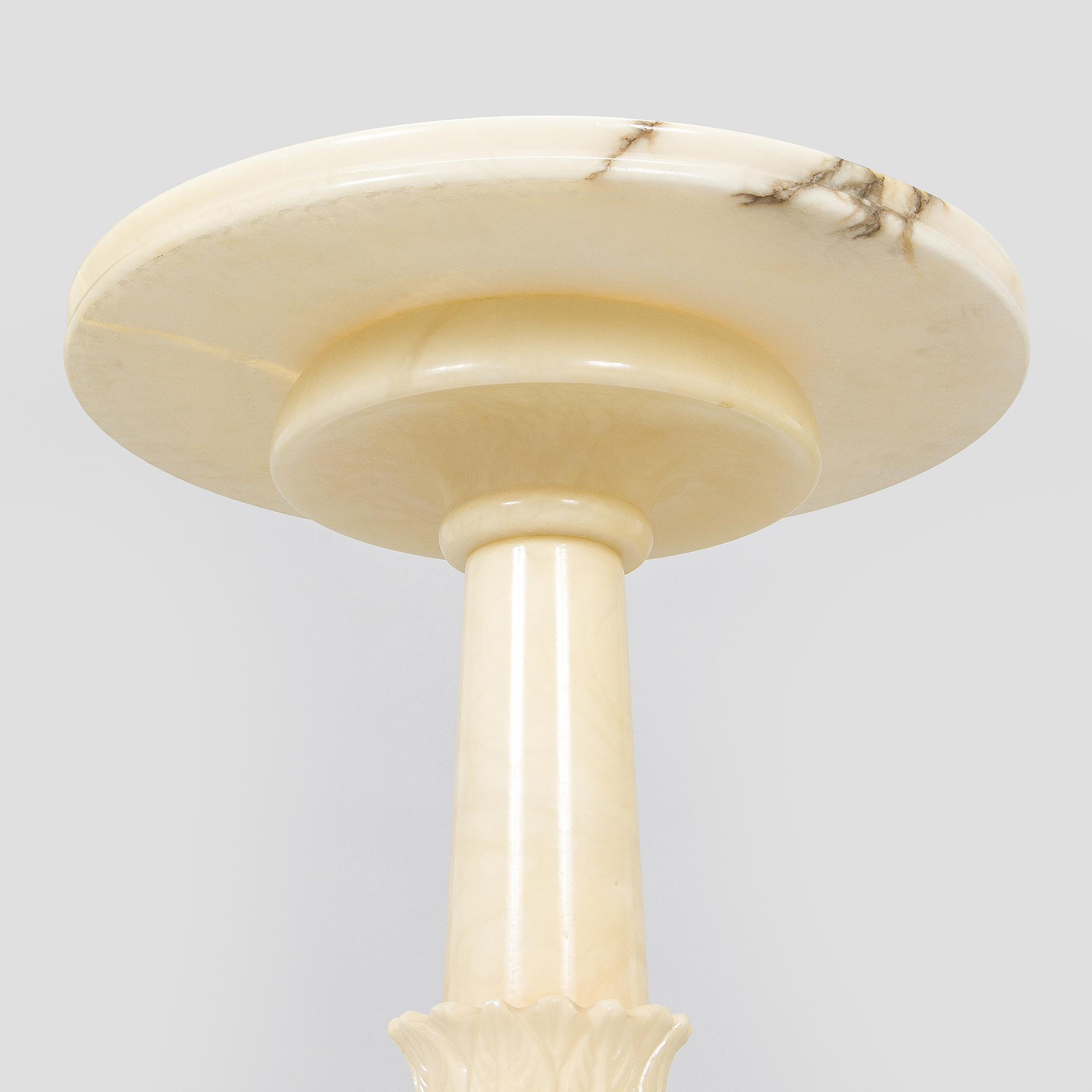 Sidobord, alabaster, 1900-tal.
