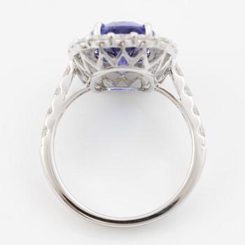 Ring, cocktailring, 18K vitguld med cushionslipad tanzanit och briljantslipade diamanter.