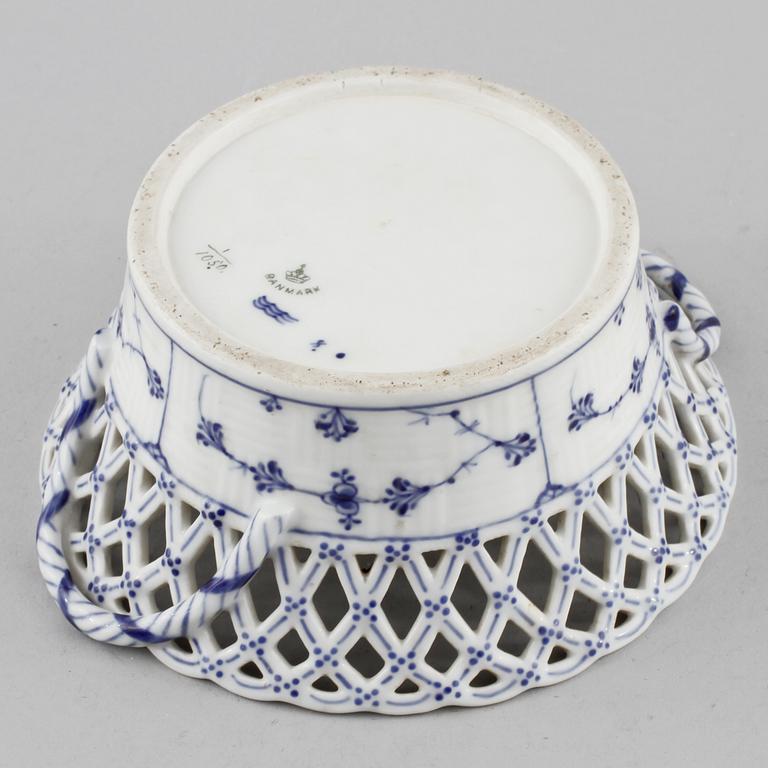 SERVISDELAR, 34 st, porslin, "Musselmalet", Royal Copenhagen, 1900-talets andra hälft.