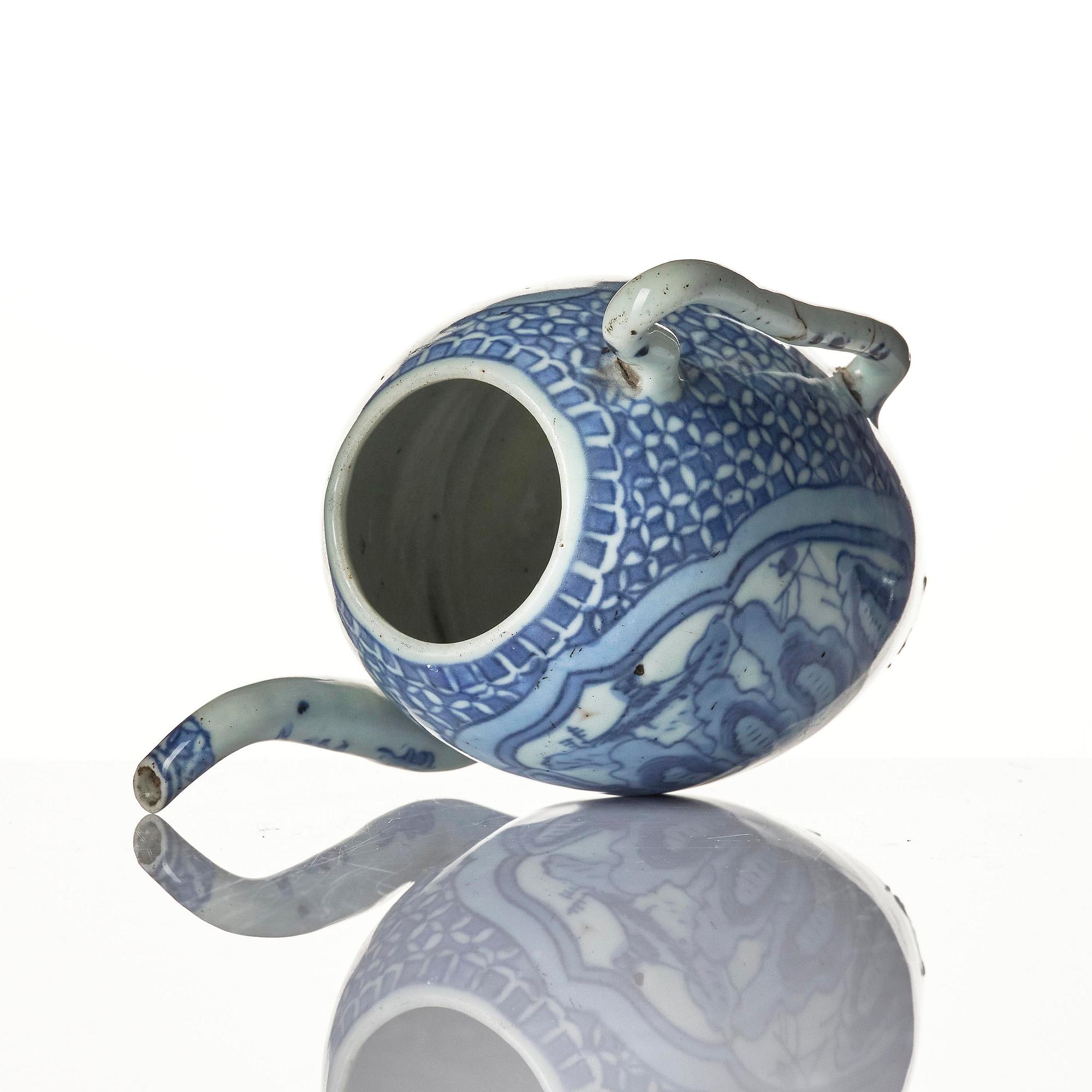 A blue and white wine ewer and a dish, Ming dynasty, Wanli (1572-1620).