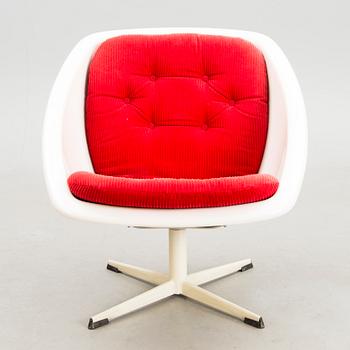 A 1970s rotating lounge chair.