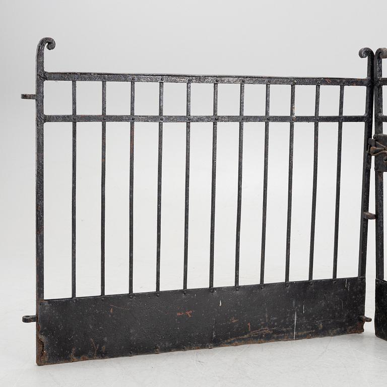 Grindar, ett par, 1900-talets första hälft.