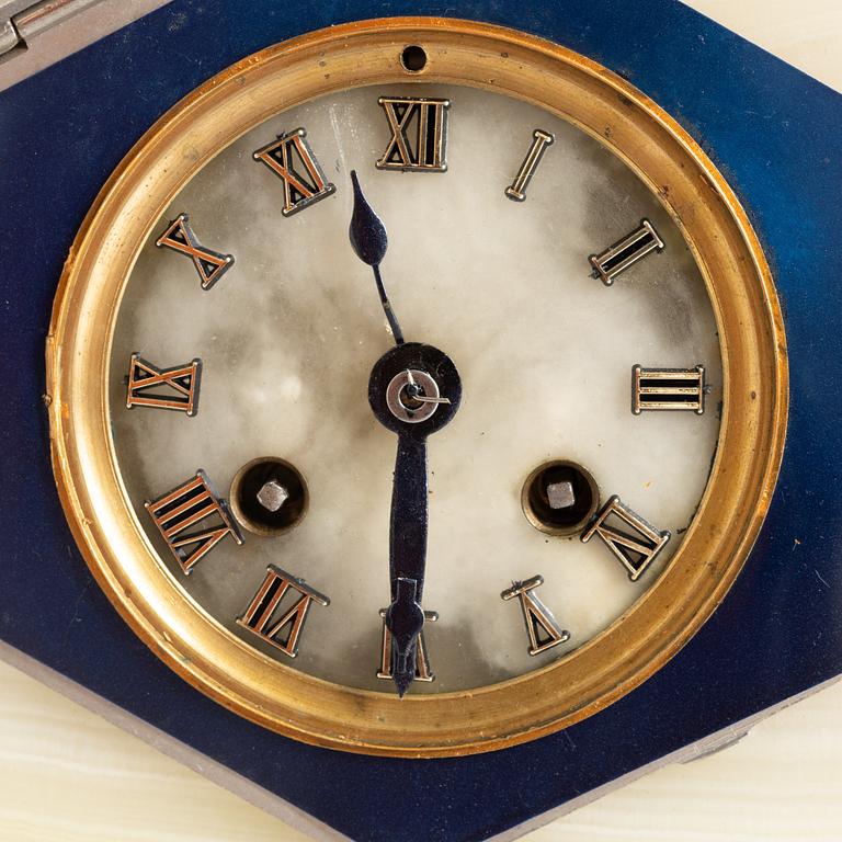 An Art Déco mantle clock, 1920's.