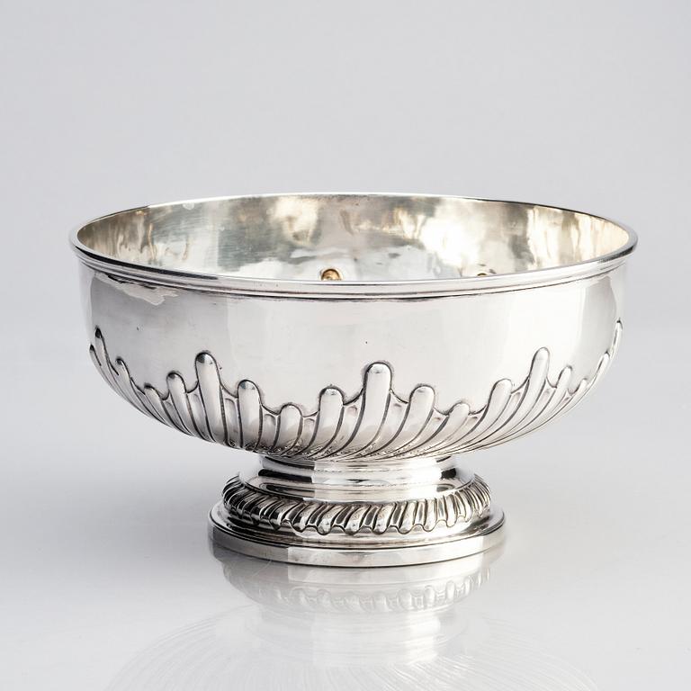 An English silver bowl, mark of Daniel Smith & Robert Sharp, London 1761/62.