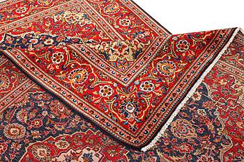 A Kashan carpet, c. 305 x 200 cm.
