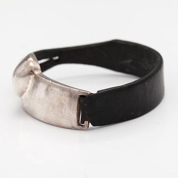 Björn Weckström, A sterling silver and leather bracelet "Inclination". Lapponia 1985.