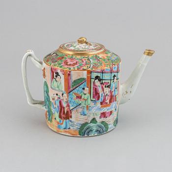 A Canton famille rose tea pot with cover, Qing dynasty, 19th Century.