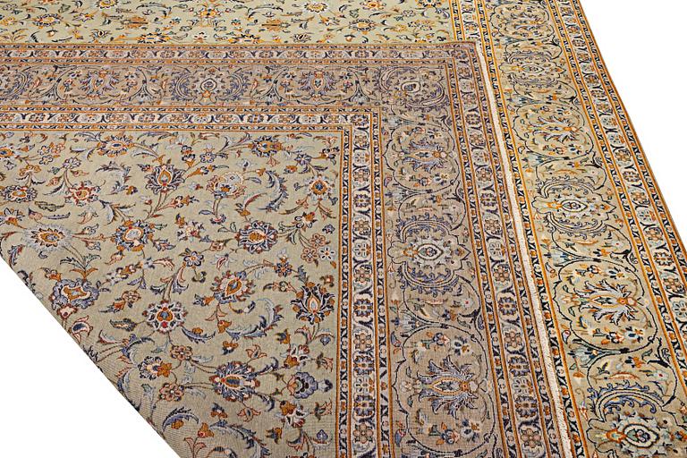 A Kashan carpet, c. 420 x 305 cm.