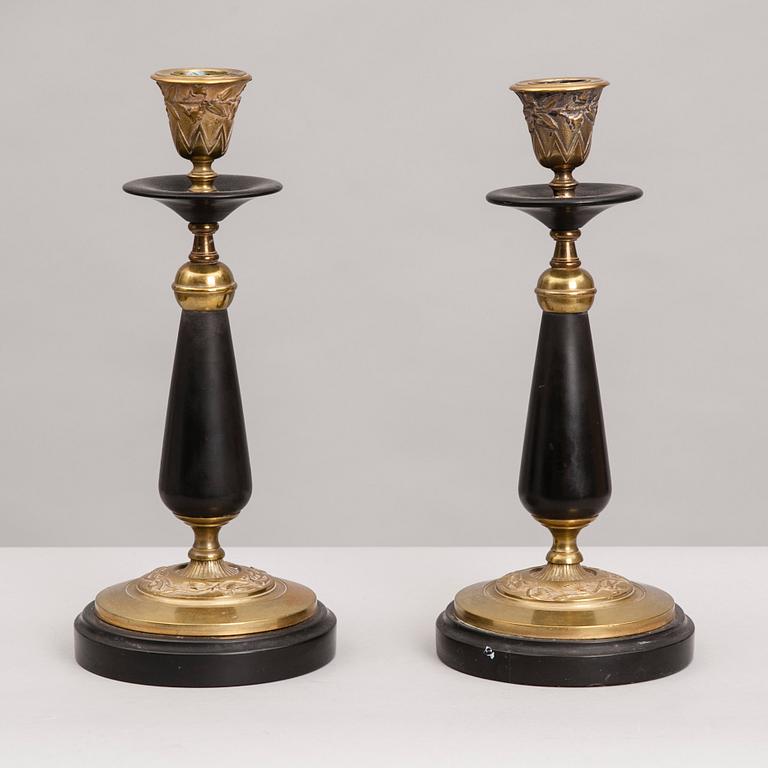 LJUSSTAKAR ETT PAR, brons och svart sten, 1800-tal.