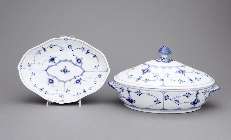 SERVISDELAR, 125 delar, porslin, "Musselmalet" Royal Copenhagen.