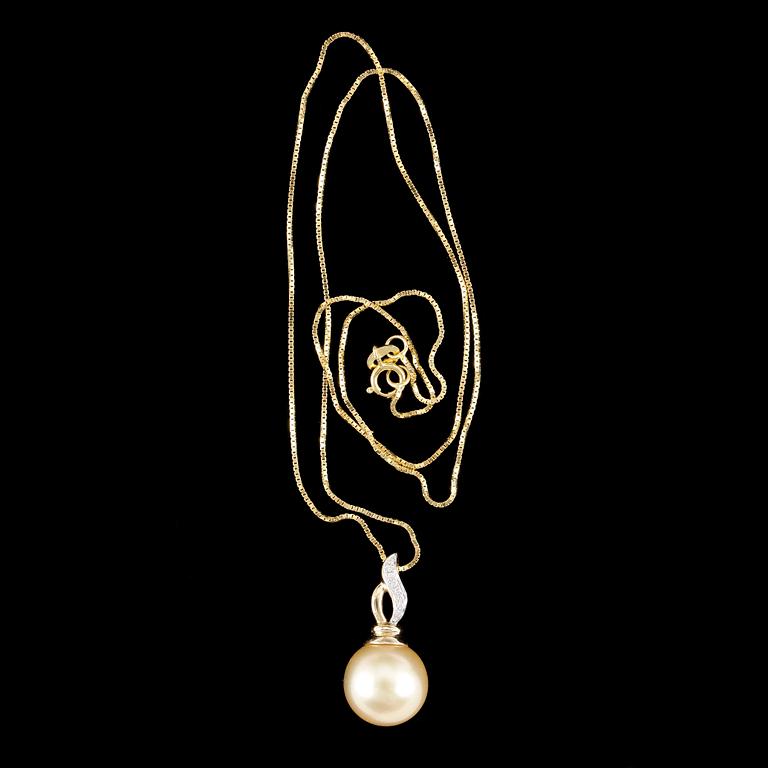 HÄNGE MED PÄRLA, 18k guld med golden south sea-pärla och små diamanter. Total vikt ca 4,5 gram.