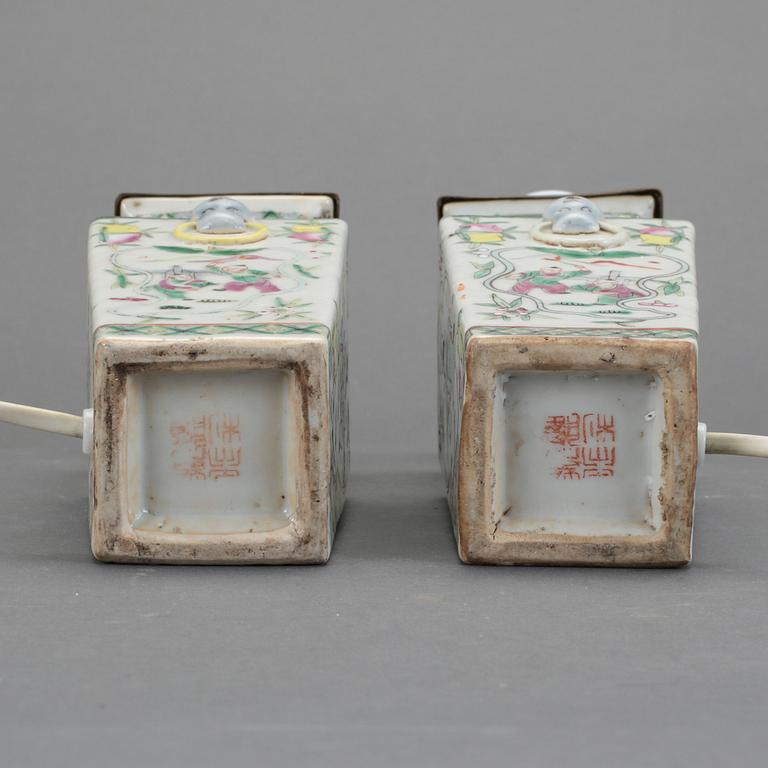 VASER/BORDSLAMPOR, ett par, porslin, Kina. 1900-tal.