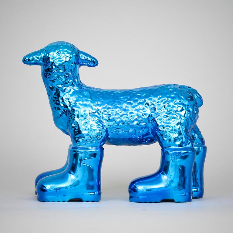 WILLIAM SWEETLOVE, "Cloned porcelain lamb with boots", keramik, sign o numr 13/100.