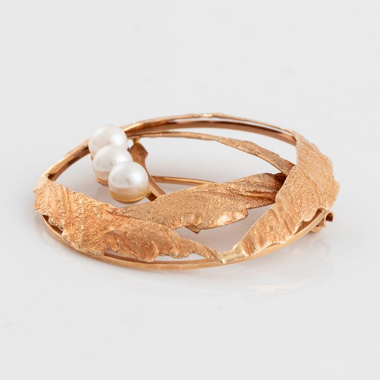 Auran Kultaseppä Oy, 14K gold and pearl brooch.